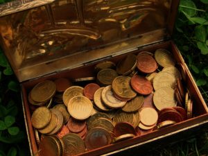 Kleine Truhe voller Bargeld Euro-Münzen