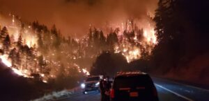 Evakuierung aufgrund des Monument-Fires in Kalifornien 2021 - Bild von "California Highway Patrol Trinity River Area", Gemeinfrei