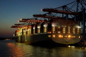 Containerschiff im Hafen als Symbol für Lieferketten