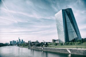 Der EZB-Tower in Frankfurt am Main - Für viele ist die EZB ein Wohlstandsvernichter - Bild von ProfessionalPhoto auf Pixabay