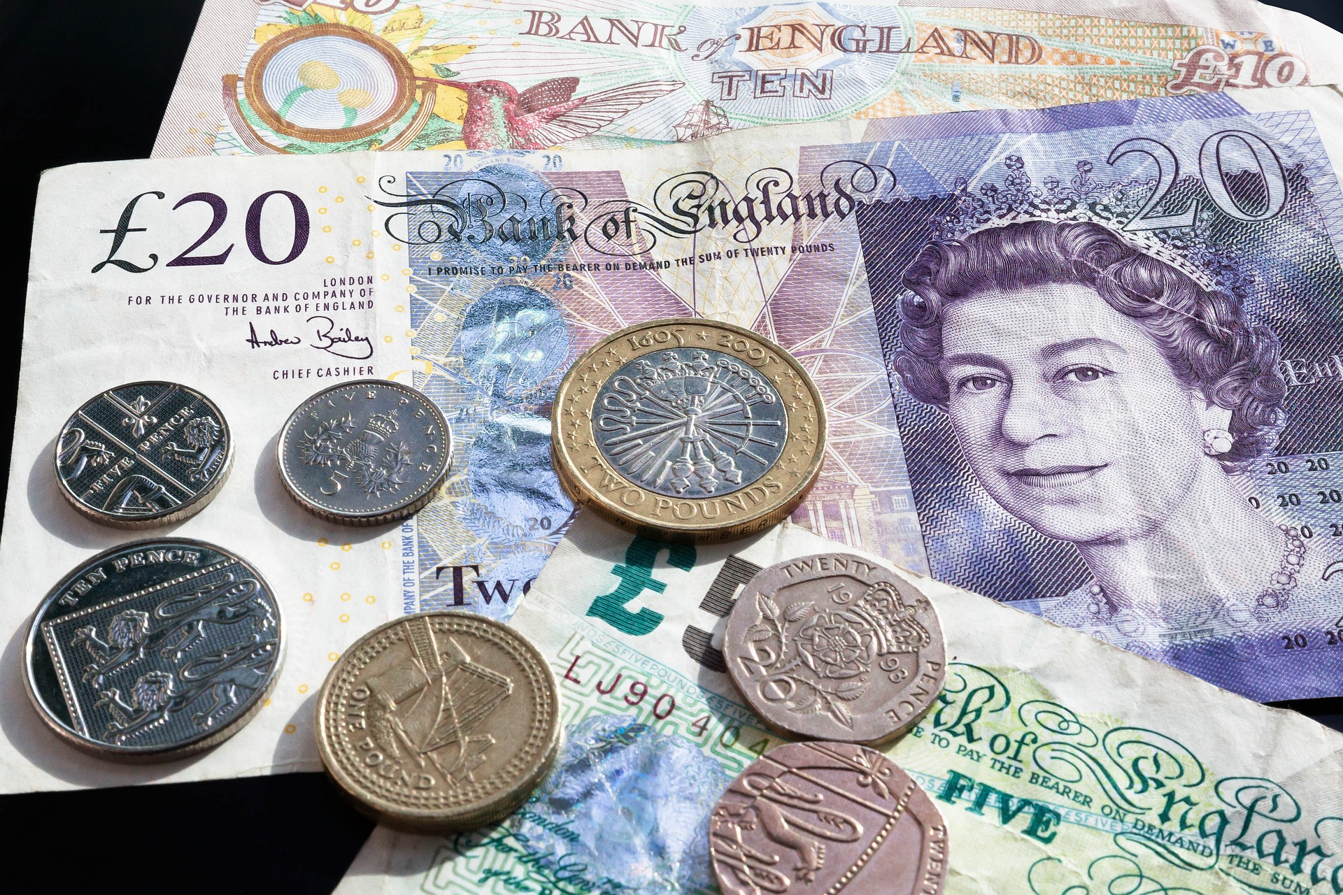Bank of England, Pfund Geldscheine und Münzen